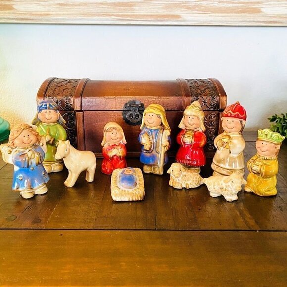 2004 Enesco Travel Nativity Scene in Wooden Storage Box - Set of 12 - Picture 1 of 8